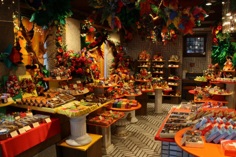 vitrine-COTIGNAC-min_candy_store_chocolate_shop_chocolate_switzerland-393515